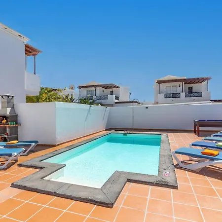 Βίλα Helena By *